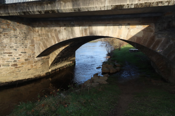 Première arche du pont, le sentier est utilisable hors crue