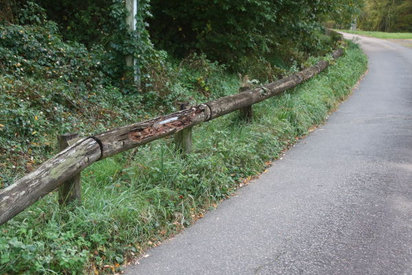 Rail de sécurité en bois pourri