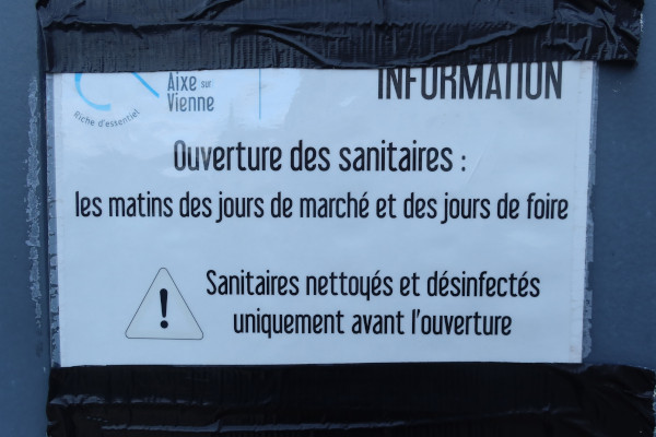 Les toilettes, c'est içi